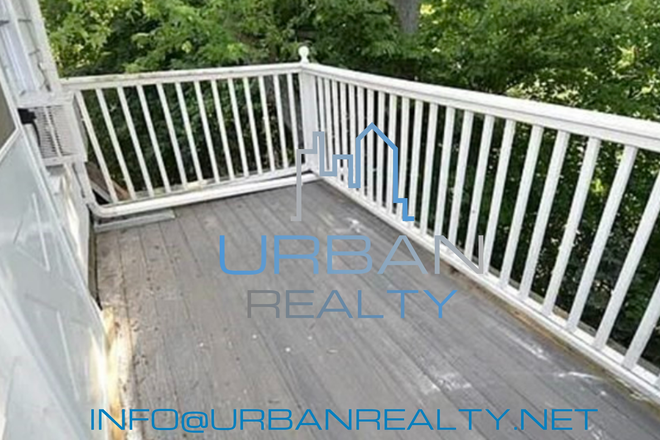 Deck - ***JUNIOR YEAR 2026-2027***  LARGE 8 BED 4 BATH HOUSE BLOCKS FROM CAMPUS - PARKING  INCLUDED!!!
