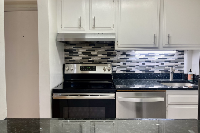 - - Close to Campus! Bright 1 Bed w/ Heat & Hot Water Incld, 1 Garage Parking Spot, Laundry in Building Apartments