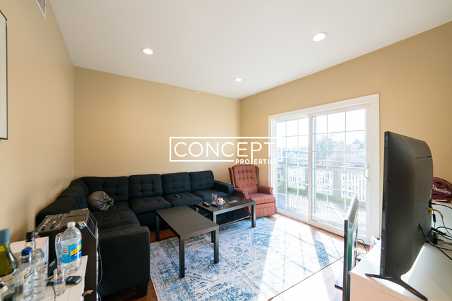 22 Delle Ave #3 - [Mission Hill] Modern top floor 4 beds /2 baths on Delle Ave [Sept 1st, 2025] Apartments