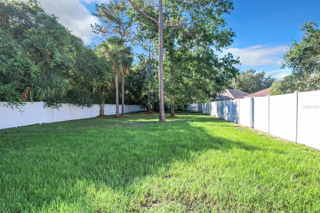 large backyard - Ashington Park 1 Bedroom / Male Shared Home / $1000 includes utilities