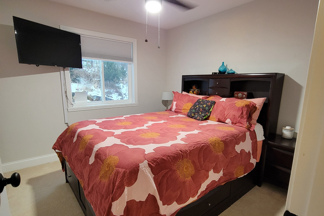 Guest Bedroom - Spacious Townhouse to Share in South Burlington