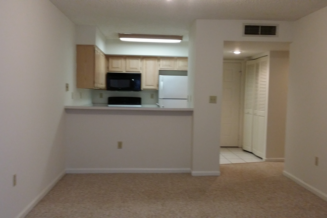 Dining area - UNIVERSITY INN 2/2 WITH GARAGE + AN ASSIGNED PARKING SPACE!  AVAILABLE SEPTEMBER 2025