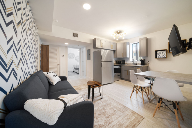 Livingroom - 2 Bedroom Apartment In-between UM and Brickell