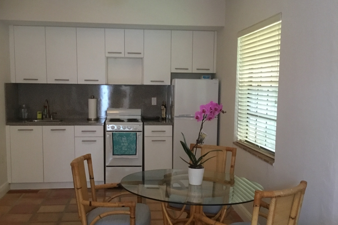 Kitchen dinning area - Beautiful studio apartment!!!