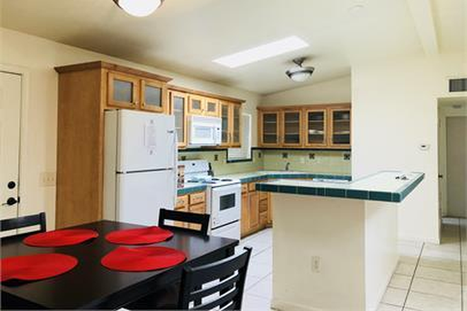 Dining area - Student Housing- Rooms available ALL utilities included
