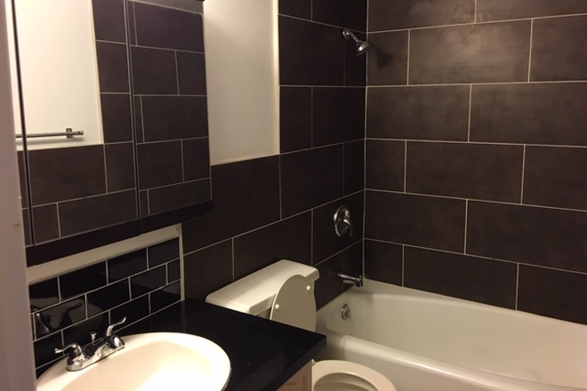 bath - Private Room for Rent Close to U campus - 3 blocks Apartments