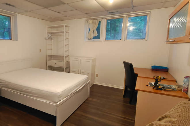 Bedroom - 1 Furnished room available Walking distance to UTM campus