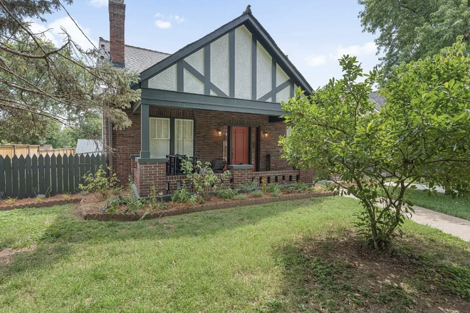 Private Tudor style house in a very quiet, beautiful block - Unit 2