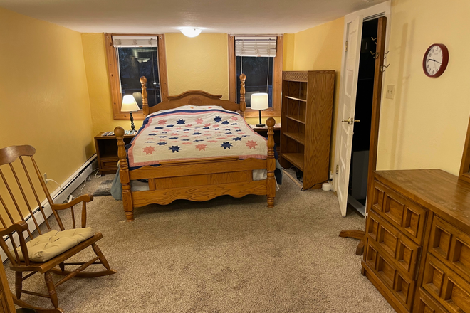 Very large bedroom - One large bedroom in beautiful house, very close to DU, all utilities included for grad students