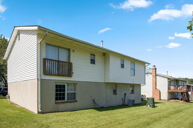 Exterior - Two Bedroom Openings in House!! Chill Roommates and Free Parking! Looking to fill ASAP