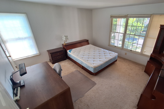 Bedroom - Furnished room for female-Rosewood Ct-West Windsor House