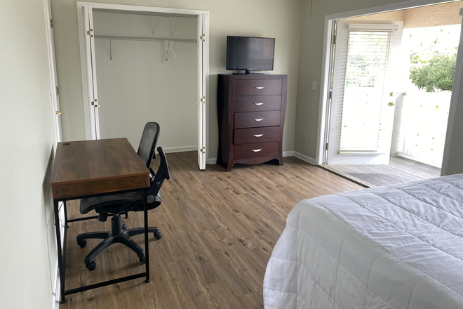 Furnished Balcony/Private Bathroom Master Room 2nd Floor spacious, airy, and natural light. - UCF MAIN CAMPUS 7 MILES Townhome