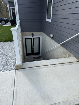Separate entrance and single car parking space - Quiet Water Community Apartment