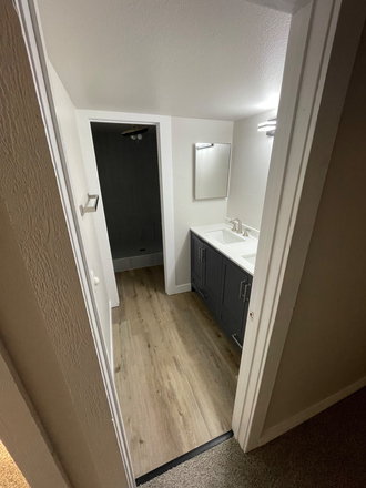 Shared bathroom between bed 1 and 2 - A Home To Excel