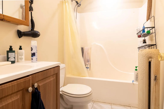 Bath - Spacious 3 bed 1 Bath No Brokers Fee Comm Ave Apartments