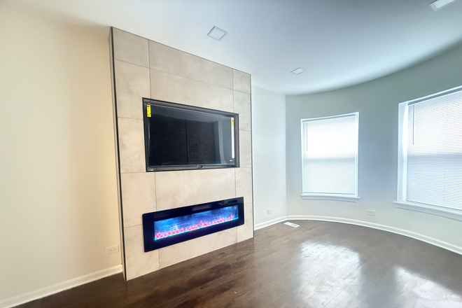 Living Room - Huge 3 Bedroom / 3 Bath Duplex Updated Condo Quality Rental