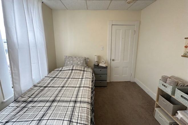 . - STUNNING 3 BED, HEATING INCLUDED, NO BROKERS FEE!! Apartments