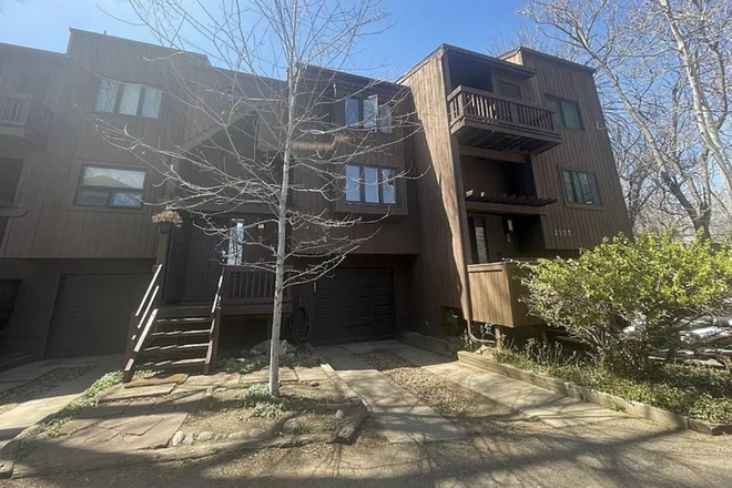 Outside view - Room in boy's apartment right between campus and pearl