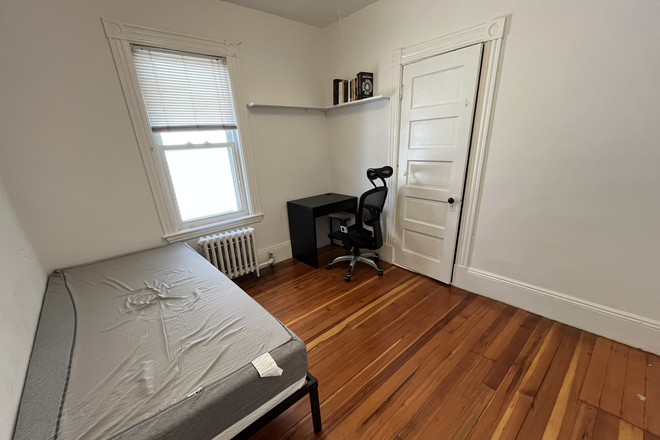Bedroom - Furnished Summer Sublet near Davis Square - $850/month, Early Move-In Possible