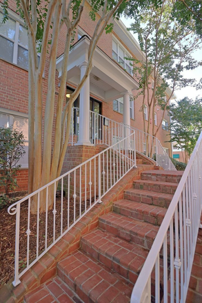 Building - Taylor Luxury Apartments Rosslyn (Apt is Furnished, you just need to bring your bedroom furniture