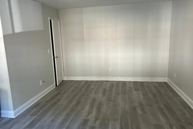 living area - Walk to Emory/CDC -- Newly renovated Condo