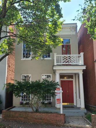 1st Floor Duplex Available August 1. One block from Campus. - 1021 Park Ave