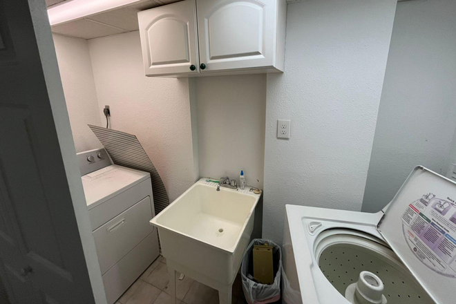 washer & dryer - close to campus Townhome