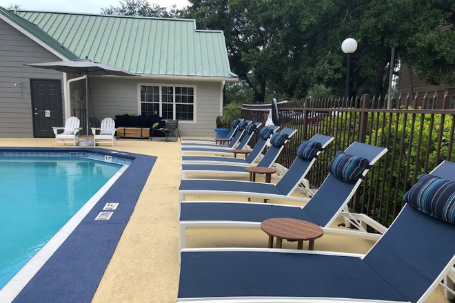 Pool deck. - North Gate Lakes Apartments