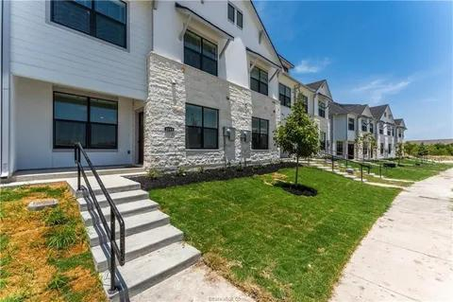 Front - 2113 Jax Dr