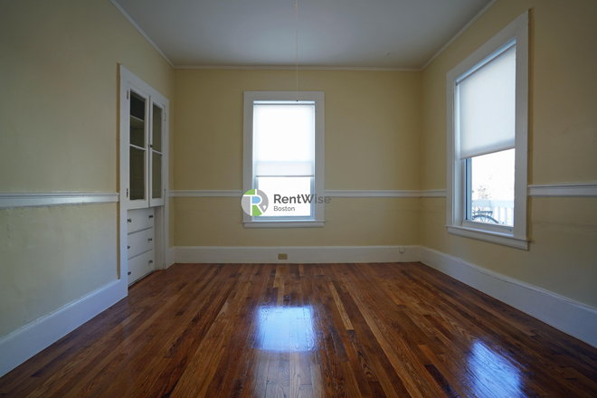 1 - SEPT 2026-Massive Allston 4 bed on 3 levels! NO FEE Apartments