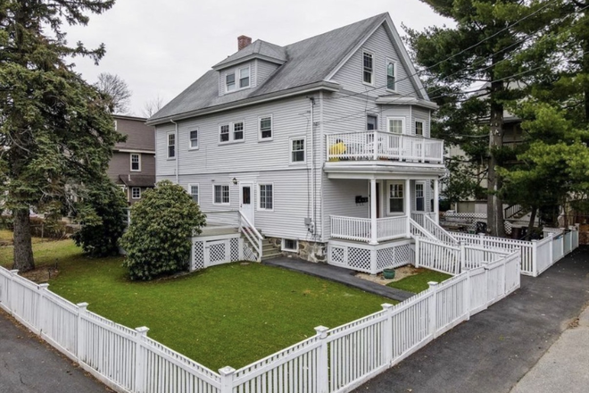 - - LUXURY OFF CAMPUS HOUSE AVAILABLE 6/1
