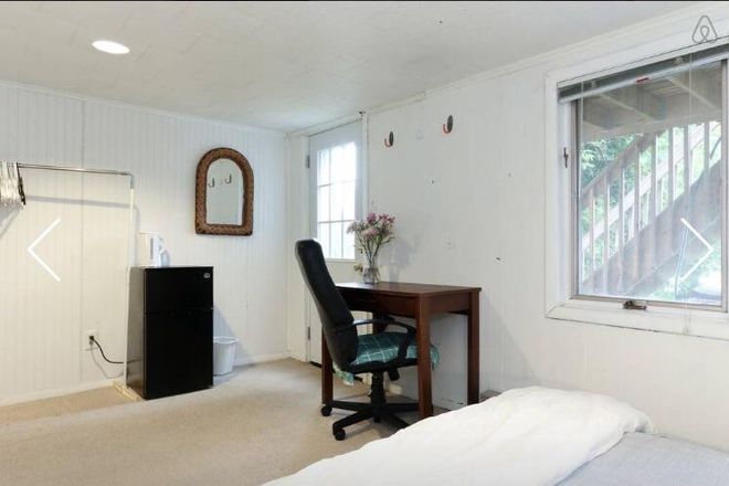 Garden bedroom - Two spacious garden basement bedrooms available in Georgetown! Townhome