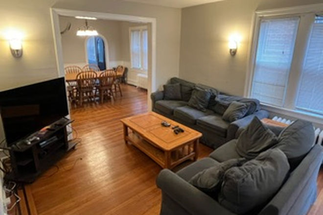 LIVING ROOM - 4 BR HOUSE ST. JOE 'S U