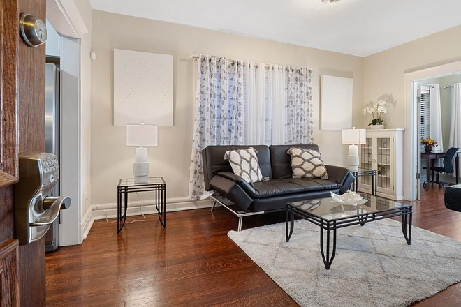 Tv Room - 6136 Delmar Blvd 1-2 bedrooms Apartments in Delmar Loop - Fully Furnished