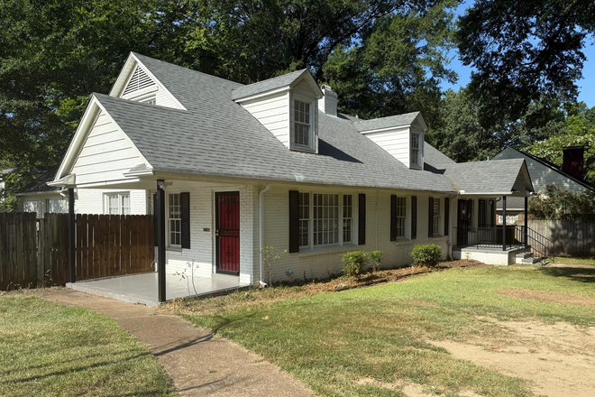 Charming duplex at 2731 Central Ave—perfect for a medical student, professional, or small family. Great Midtown Memphis location! - University District–updated 3BR/2BA-yard, covered parking-Ideal for Medical Students & Professionals