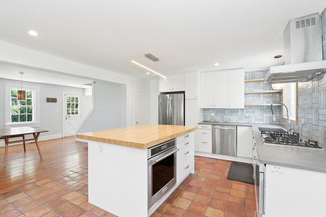 Kitchen open to the dining room - Close to campus House