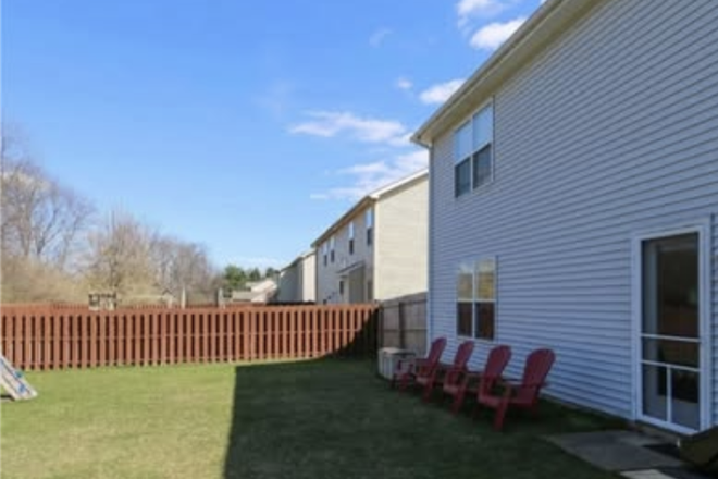 Backyard - Room for Rent with Private Bathroom House