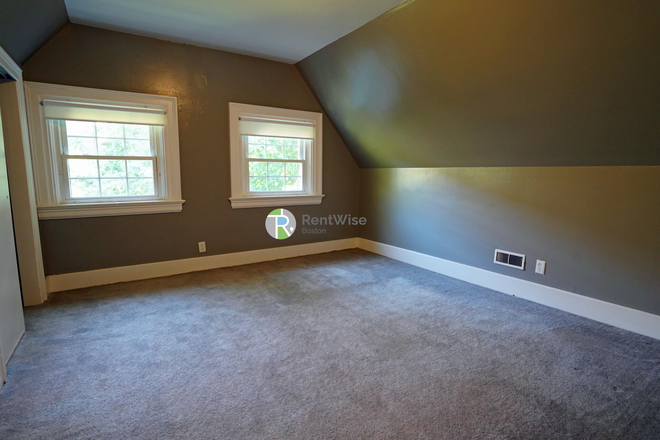 1 - NO BROKER FEE! - Sept 2025-Awesome&BIG Brighton 3 bed 2 bath. undergrad Ok! Cat OK! Apartments