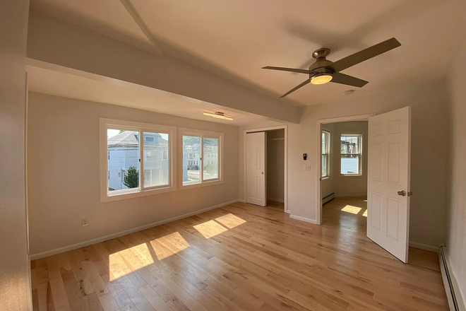 Shared sunroom/office/guestroom - Beautifully Renovated 3br - 2 occupant Apartment East Watertown, 3min Walk to 71