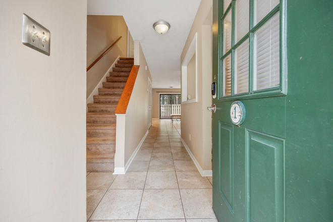 Entry Way - Super Affordable Condo, walk to campus, free assigned parking, 3 Large Br, 2 Bath, Utilities Inc