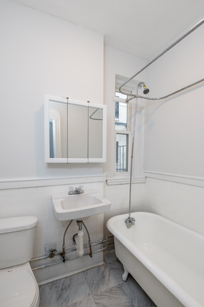 Hub Realty - Prime location, spacious 1 bedroom, elevator and laundry in building, free one month rent Apartments