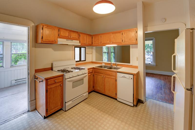 Photo - 1637 Grove St Apartments