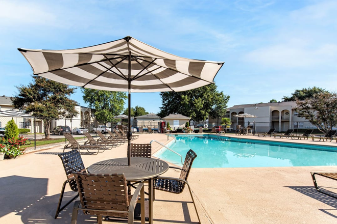 pool - Lease transfer - 1 bedroom 1 bath- Bent tree apartment- August 15 2025 starting date