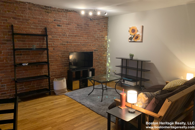 1 - 2 Bedroom on Gainsborough with AC, and in unit laundry
