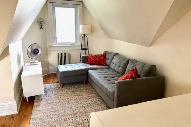 Sitting Area - Sunny 3rd floor Space, private kitchen in house shared with owners