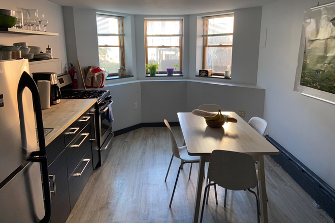 Kitchen looking to back yard - Sunset Park Garden Apt, close to Park, subway, NYU Brooklyn Langone