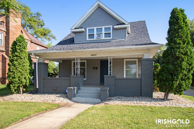 Front - 1007 E Washington St House