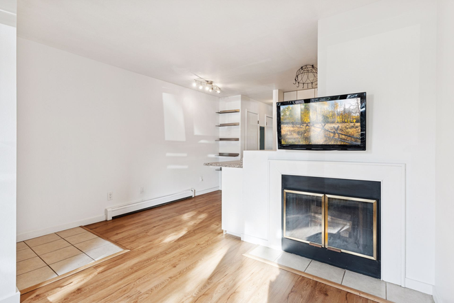  - 1st Month FREE!!!! Marine Street 1 Bedroom Condo Quick Walk to Campus/Close to CU