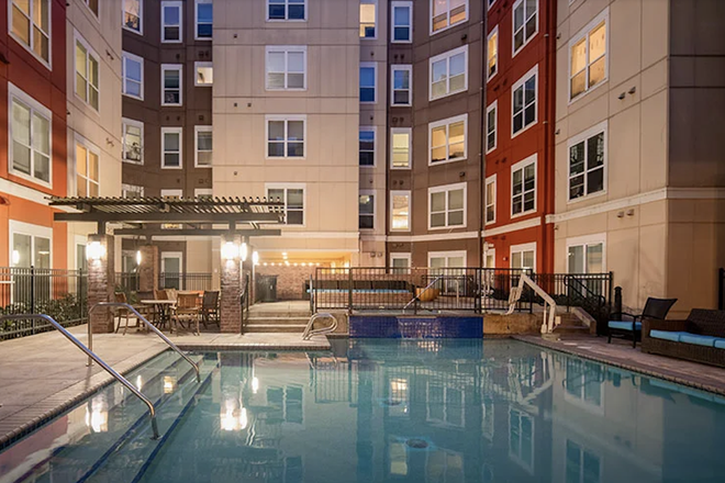 Pool, hot tub, grill, and yard - The Hayward, located next to campus bus and Downtown! Great placement for UO Students