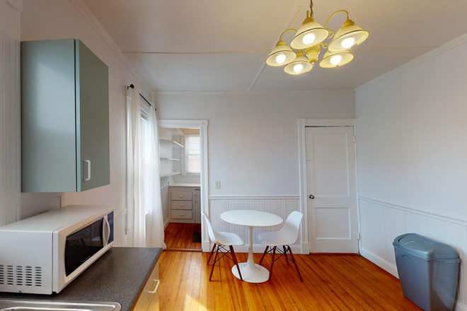 Kitchen - 2 Bedroom | Eat in Kitchen | Yard | Deck | Close to Red Line! Apartments